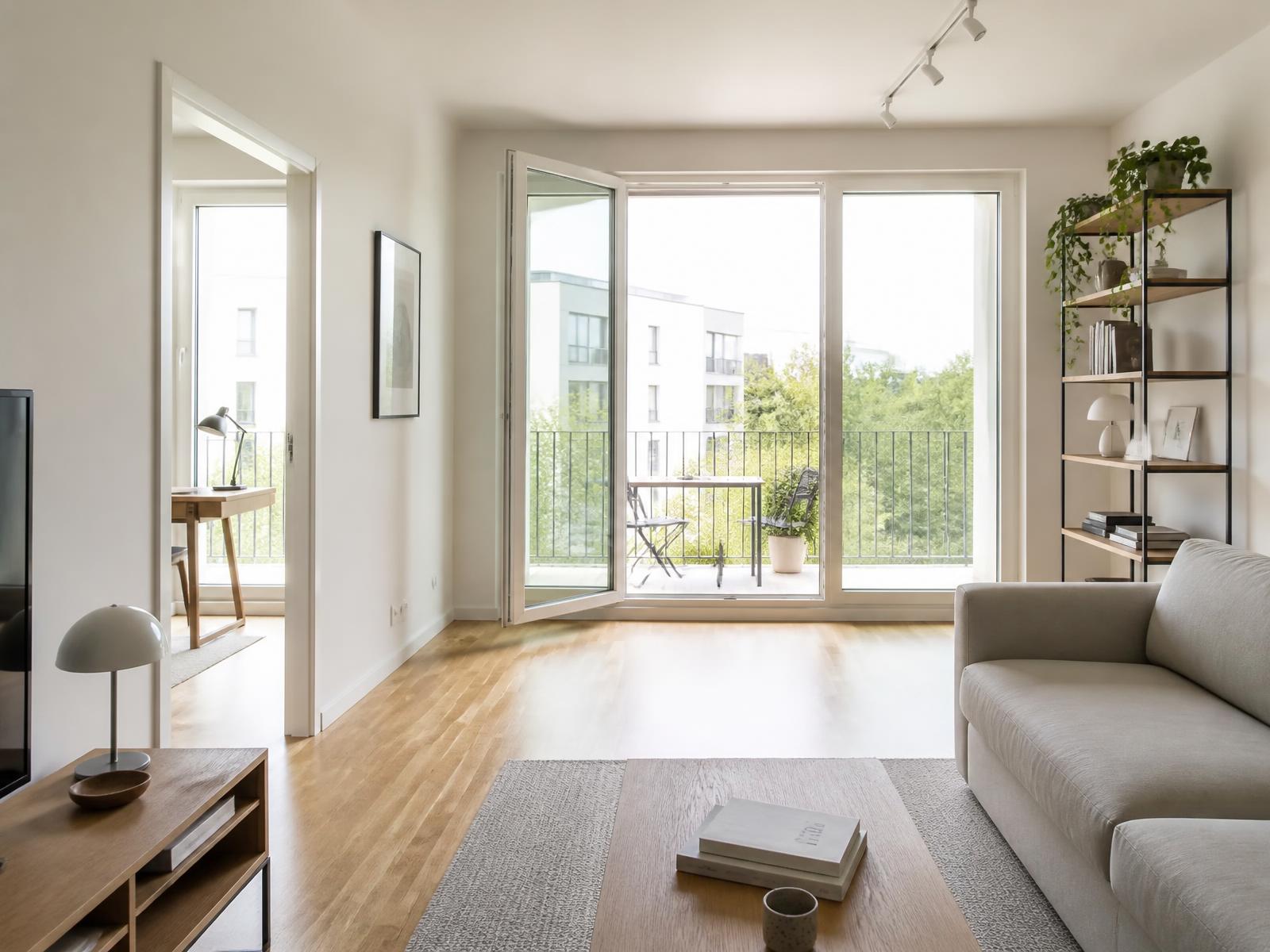 Beispielhafter Wohnraum mit Eichenparkett und Balkon